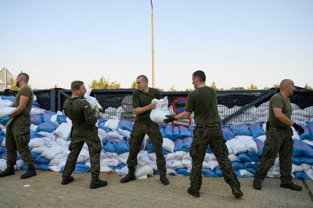 Wroclaw City Prepares For The Flood Wave On The Oder River. People and members of the territorial defense army fill bags with sand as they prepare for the flood wave to reach the southwestern city of Wroclaw, Poland, on September 18, 2024. The government outlines a reconstruction plan once the floodwaters subside, using both state funds and some of the 1.5 billion euros ($1.7 billion) made available by the European Union for impacted countries, Polish Prime Minister Donald Tusk says. Wroclaw Poland  Copyright: xAleksanderxKalkax originalFilename: kalka-wroclawc240918_npiHa.jpg
