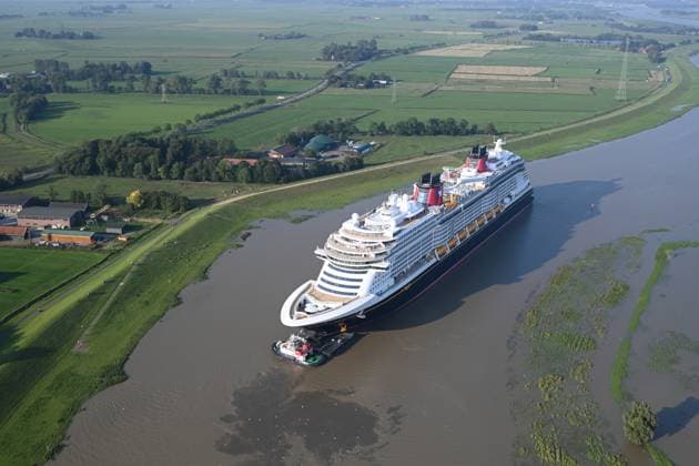 Bilder des Jahres 2024, News 09 September News Themen der Woche KW38 News Bilder des Tages Meyer Werft überführt neues Kreuzfahrtschiff Disney Treasure Das neugebaute Kreuzfahrtschiff Disney Treasure hat die Meyer Werft verlassen und wird mit Schleppern über die Ems gezogen. Die Werft begann heute Vormittag mit der Überführung des rund 340 Meter langen Kreuzfahrtschiffes über die Ems von Papenburg Richtung Eemshaven. Papenburg Niedersachsen Deutschland *** Meyer Werft transfers new cruise ship Disney Treasure The newly built cruise ship Disney Treasure has left the Meyer Werft shipyard and is being towed across the Ems by tugboats The shipyard began this morning with the transfer of the approximately 340 meter long cruise ship across the Ems from Papenburg to Eemshaven Papenburg Lower Saxony Germany Copyright: xdiebildwerftx