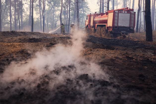 News Themen der Woche KW38 News Bilder des Tages RUSSIA, LUGANSK PEOPLE S REPUBLIC - SEPTEMBER 18, 2024: Firefighters battle a wildfire in the Stanitsa Luganskaya District. A state of emergency has been declared in the region. Alexander Reka TASS  74143887