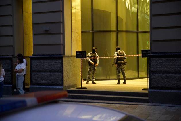 News Themen der Woche KW38 News Bilder des Tages (240918) -- MOSCOW, Sept. 18, 2024 -- Members of Russian security forces stand guard at the site where a shooting incident occurred in Moscow, Russia, on Sept. 18, 2024. Two people have been killed and several injured in a shooting at the office of Russian online retailer Wildberries on Wednesday, according to the Russian Investigative Committee. ) RUSSIA-MOSCOW-SHOOTING INCIDENT BaixXueqi 