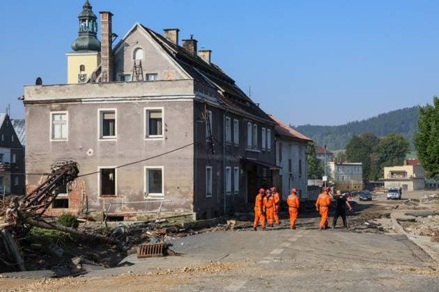 News Themen der Woche KW38 News Bilder des Tages Floods in south-western Poland Photo: Wojciech Olkusniki East News Aftermath of the flooding is seen on September 18, 2024 in the town of Ladek-Zdroj in south-western Poland. Heavy rains brought by the storm Boris caused severe flooding in southern Poland. Ladek-Zdroj was cut off from the outside world for two days. Pictured: rescue workers conduct search operation for missing persons. EN_01631371_0878 