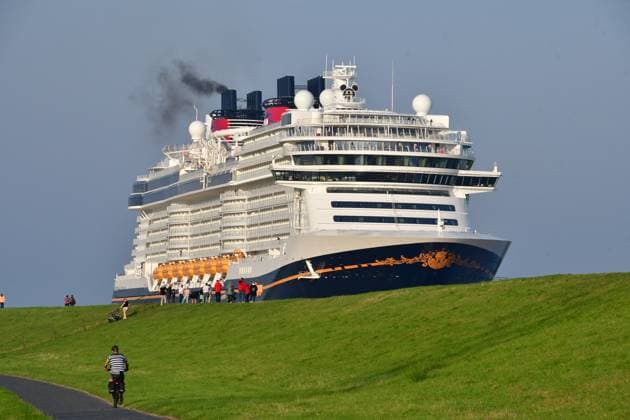 News Themen der Woche KW38 News Bilder des Tages Emsüberführung der Disney Treasure Das ca. 340 m lange Kreuzfahrtschiff wurde am 18.09.2024 von der Meyer Werft im emsländischen Papenburg über die Ems nach Eemshaven in die Nordsee überführt. Das Schiff wird hier rückwärts von Schleppern durch die Ems bei Weener gezogen. Die Emspassage wird bei bestem Wetter von vielen Schaulustigen beobachtet. Weener Niedersachsen Germany *** Ems transfer of the Disney Treasure The approx. 340 m long cruise ship was transferred from the Meyer shipyard in Papenburg, Emsland, via the Ems to Eemshaven in the North Sea on 18 September 2024 The ship is being pulled backwards through the Ems near Weener by tugboats The Ems passage is observed by many onlookers in the best weather Weener Lower Saxony Germa