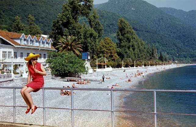 Archivbilder der Woche KW38 Gagra 450283 01.07.1974 Sea shore in Gagra, a resort founded by Prince of Oldenburg in 1903. The town was established as a Greek colony called Triglite, inhabited by Greeks and Colcians. It came under the control of the kingdom of Pontus in the 1st century BC before being absorbed by the Roman Empire, which renamed the town as Nitica. Viktor Panov Sputnik Gagra Georgia  Copyright: xViktorxPanovx