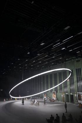 Julien Behr (Tenor), Anouk Elias (Die Frau), Penny Sofroniadou (Sopran), Rachael Wilson (Alt) und Philipp Meierhöfer (Bass), v.l., sowie Ensemble während der Fotoprobe für die Inszenierung des Messias in der Komischen Oper im Hangar 4 des Flughafen Tempelhof in Berlin, 18. September 2024. Oratorium in drei Teilen von Georg Friedrich Händel. Musikalische Leitung George Petrou. Inszenierung Damiano Michieletto. Bühne Paolo Fantin. Kostüme Klaus Bruns. Premiere ist am 21. September 2024. Komische Oper Berlin Flughafen Tempelhof Messias *** Julien Behr Tenor , Anouk Elias The Woman , Penny Sofroniadou Soprano , Rachael Wilson Alto and Philipp Meierhöfer Bass , f l , and ensemble during the photo rehearsal for the production of Messia