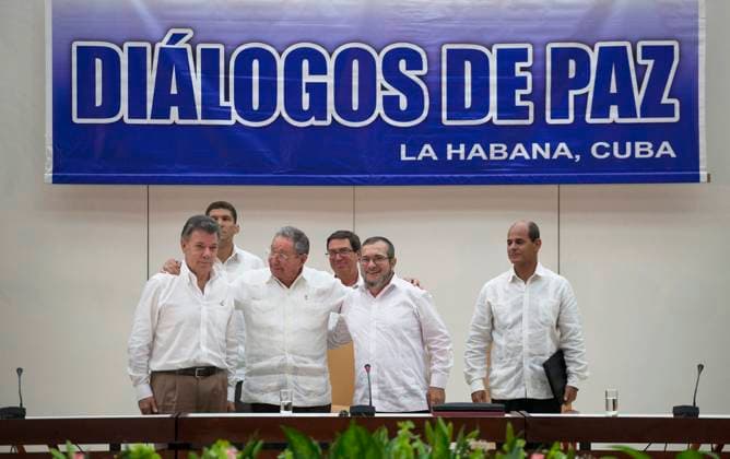 50923198. La Habana, 23 Sep 2015 (Notimex-Presidencia Colombia).- El presidente de Cuba, Raul Castro, dijo hoy que Colombia esta mas cerca que nunca de la paz, tras la firma del acuerdo del Gobierno y las rebeldes Fuerzas Armadas Revolucionarias de Colombia (FARC), que pone fin a medio siglo de conflicto en Colombia. NOTIMEX FOTO PRESIDENCIA COLOMBIA COR POL LA HABANA CUBA EDITORIAL USE ONLY Copyright: xx NTX11000000 PRESIDENCIAxCOLOMBIAx notimexpix547784