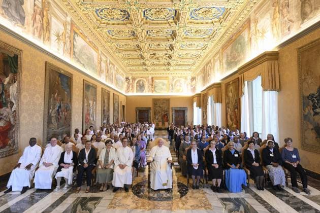 News Themen der Woche KW38 News Bilder des Tages Vatikan, Papst Franziskus Privataudienz Vatican: NO LIBRI** Italy, Rome, Vatican, 2024 9 19 Pope Francis receives in private audience Participants in General Chapters of Brothers and Sisters of the Congregation of the Sacred Hearts of Jesus and Mary and Sisters of the Divine Savior at the Vatican. Photograph by Catholic Press Photo Vatican  - ZUMAp169 20240919_zea_p169_192 Copyright: xVATICANxMEDIAx