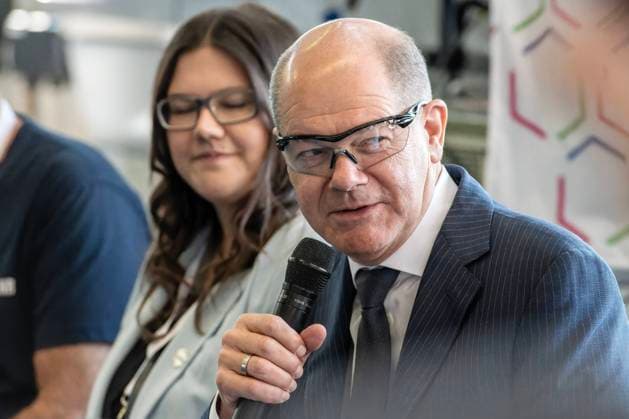 News Themen der Woche KW38 News Bilder des Tages Grundsteinlegung bei Lyondell Basell mit Scholz und Wüst. Im Bild Bundeskanzler Olaf Scholz mit Schutzbrille im Schulungszentrum des Unternehmens. Das im Toxic 100 Index 2023 als größter Wasser- und Luftverschmutzer der USA aufgelistete Unternehmen LyondellBasell mit Hauptsitz in Rotterdam plant, unter Anwendung seiner neuartigen MoReTec-Technologie Nägel mit Köpfen zu machen. Im Beisein hochrangiger Politiker wurde am 19. September 2024 der Grundstein für die erste chemische Recyclinganlage MoReTec1 gelegt. Wesseling Nordrhein-Westfalen Deutschland *** Laying of the foundation stone at Lyondell Basell with Scholz and Wüst In the picture, German Chancellor Olaf Scholz with protective goggles in the companys training center LyondellBas