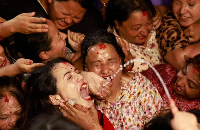 News Themen der Woche KW38 News Bilder des Tages September 19, 2024, Kathmandu, Nepal: Women drink homemade alcohol from the mouth of Deity Swet Bhairav during the Indra Jatra festival in Kathmandu, Nepal on Thursday, September 19, 2024. Kathmandu Nepal - ZUMAg200 20240919_zap_g200_005 Copyright: xSkandaxGautamx