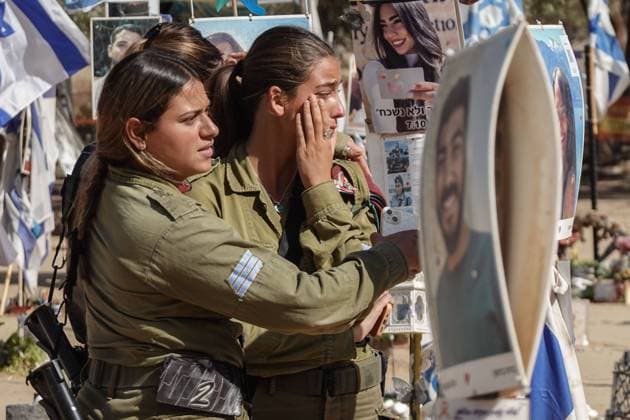 Bilder des Jahres 2024, News 09 September News Themen der Woche KW38 News Bilder des Tages Nahostkonflikt, Israel, Gedenken an die Hamas-Geiseln in in Reim September 19, 2024, Kibbutz Reim, Israel: As the one year commemoration of the October 7, 2023, Nova Music Festival massacre near Kibbutz Reim approaches, families, friends and the general public gather to honor the 364 victims who were shot, beaten, or burned to death. Many suffered abuse, including rape, before being killed by Hamas gunmen who infiltrated from Gaza. Kibbutz Reim Israel - ZUMAa126 20240919_zap_a126_001 Copyright: xNirxAlonx