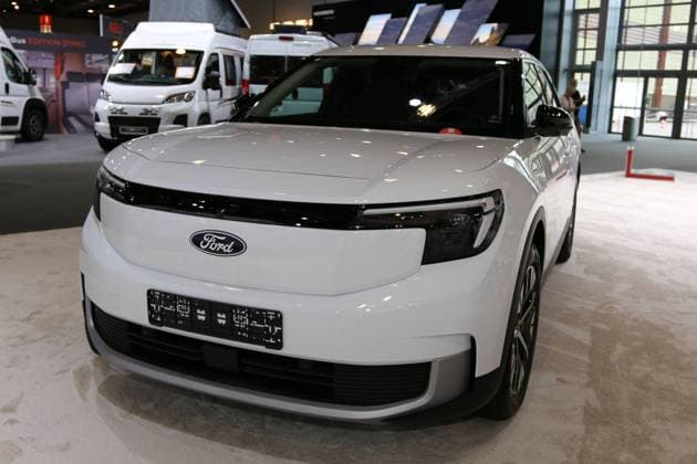 Ford Explorer EV (Elektroauto, Modelljahr 2025, Farbe: Frozen White Weiss) auf dem Caravan Salon Düsseldorf (31.08. - 08.09.2024, Fachbesuchertag 30.08.2024, Messe Düsseldorf), Düsseldorf (D) *** Ford Explorer EV electric car, model year 2025, color Frozen White White at the Caravan Salon Düsseldorf 31 08 08 09 2024, trade visitor day 30 08 2024, Messe Düsseldorf , Düsseldorf D