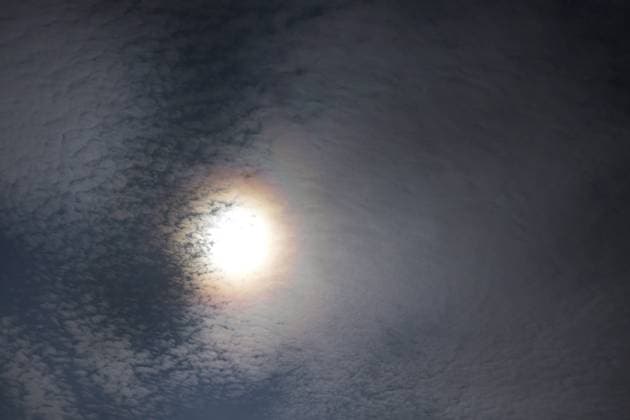 Lichtbeugung am Himmel Ein Hof, auch bekannt als Korona am Himmel bildet farbige Leuchterscheinungen um die Sonne herum, die durch Beugung des Lichts an den Wassertropfen der Wolken entstehen. *** Light diffraction in the sky A halo, also known as a corona in the sky, forms colored luminous phenomena around the sun, which are created by the diffraction of light by the water droplets in the clouds