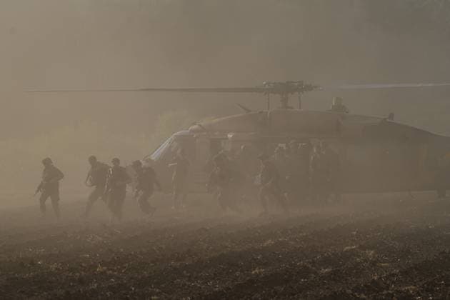 News Themen der Woche KW38 News Bilder des Tages (240919) -- ISRAEL-LEBANON-BORDER, Sept. 19, 2024 -- Injured Israeli soldiers are transfered to a helicopter near the Israeli northern border with Lebanon, on Sept. 19, 2024. Two Israeli soldiers were killed on Thursday in cross-border drone and missile attacks carried out by the Lebanese Hezbollah group, the Israeli military said in a statement. ( JINI via Xinhua) ISRAEL-LEBANON-BORDER-TWO ISRAELI SOLDIERS-DEATH AyalxMargolin 