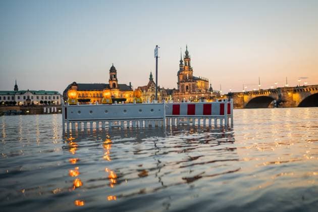 Bilder des Jahres 2024, News 09 September News Themen der Woche KW38 News Bilder des Tages HOCHWASSER IN DRESDEN 19 09 2024 - Dresden: Eine Absperrung des Elberadwegs steht im Hochwasser. Dahinter sieht man die Augustusbrücke, die Brühlschen Terrassen und die Dresdner Hofkirche. Die Elbe in Dresden führt am 19. September 2024 Hochwasser. _________________ *** HIGH WATER IN DRESDEN 19 09 2024 Dresden A barrier on the Elbe cycle path is in flood water Behind it you can see the Augustus Bridge, the Brühl Terraces and the Dresden Court Church The Elbe in Dresden is flooding on September 19, 2024