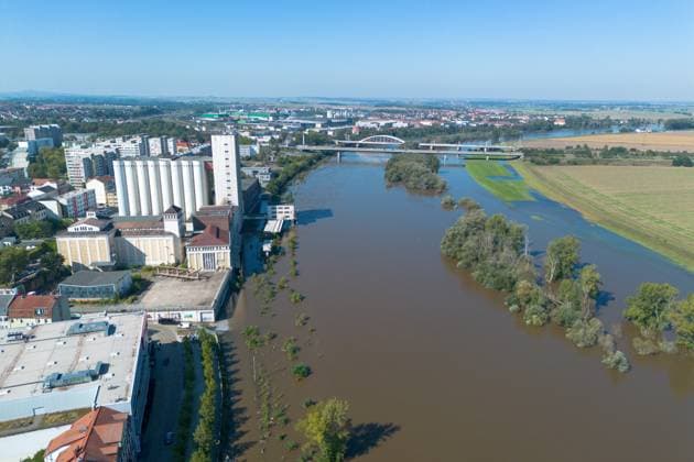 Bilder des Jahres 2024, News 09 September News Themen der Woche KW38 News Bilder des Tages Elbehochwasser in Riesa Das Hochwasser der Elbe kommt der Stadt Riesa sehr nah. Derzeit ist der Pegel am sinken und hatte zuletzt einen Wert von 647cm an der Messstelle. >>> Luftaufnahme mit einer Drohne <<< Riesa Sachsen Deutschland *** Elbe floods in Riesa The flood of the Elbe is coming very close to the city of Riesa The water level is currently falling and last had a value of 647cm at the measuring point Aerial view with a drone Riesa Saxony Germany Daniel Wagner