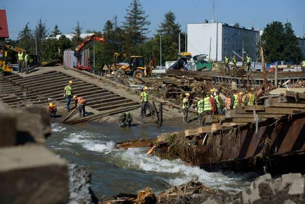 News Themen der Woche KW38 News Bilder des Tages Flood Aftermath In Glucholazy, Southwestern Poland. Members of the Polish armed forces and workers remove remnants of a bridge in the flood-hit town of Glucholazy, Poland, on September 20, 2024. Glucholazy Poland Poland  Copyright: xAleksanderxKalkax originalFilename: kalka-floodaft240920_npA9m.jpg