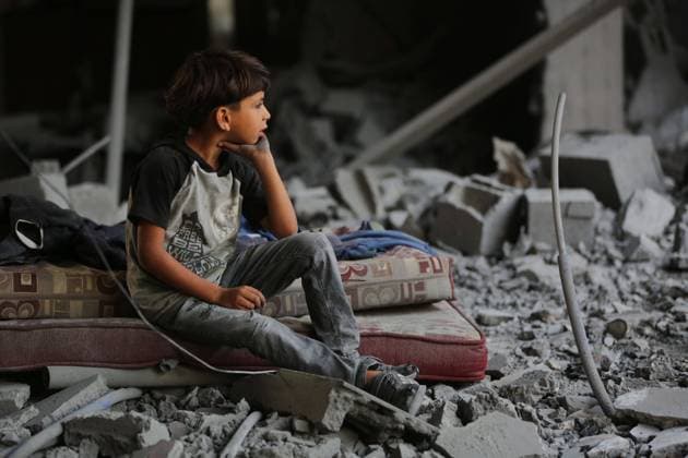 News Themen der Woche KW38 News Bilder des Tages (240920) -- GAZA, Sept. 20, 2024 -- A boy sits on debris after an Israeli bombardment in the Nuseirat refugee camp, central Gaza Strip, Sept. 20, 2024. (Photo by Xinhua) MIDEAST-GAZA-NUSEIRAT REFUGEE CAMP-ISRAELI ATTACK-AFTERMATH MarwanxDawood 