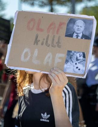 News Themen der Woche KW38 News Bilder des Tages Global Climate Strike In Berlin Protesters march during the global climate strike organized by Fridays for Future in Berlin, Germany, on September 20, 2024 Berlin Berlin Germany  Copyright: xRenatoxFrancoxBuenox originalFilename: bueno-notitle240920_np0jN.jpg