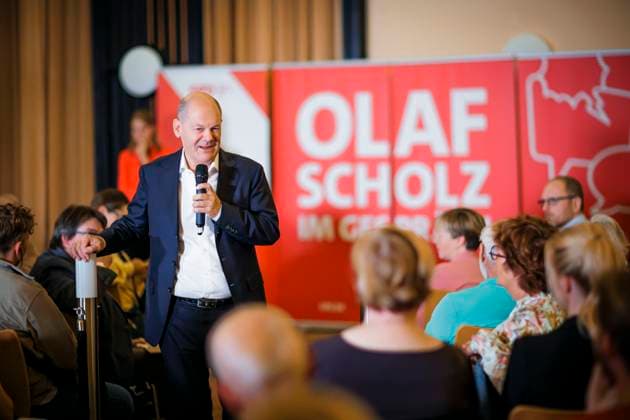 News Themen der Woche KW38 News Bilder des Tages Bundeskanzler Olaf Scholz (SPD), aufgenommen im Rahmen seiner Sommerreise durch Brandenburg. Hier beim Town Hall im Kulturzentrum ™ Das Haus ™ in Niedergoersdorf. Niedergoersdorf, 20.09.2024. Niedergoersdorf Deutschland *** Federal Chancellor Olaf Scholz SPD , taken during his summer trip through Brandenburg Here at the Town Hall in the cultural center ™ Das Haus ™ in Niedergoersdorf Niedergoersdorf, 20 09 2024 Niedergoersdorf Germany Copyright: xThomasxTrutschelx