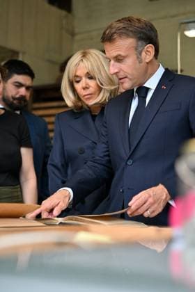 News Themen der Woche KW38 News Bilder des Tages Visite dEmmanuel Macron a Chartres Quentin reix PHOTOPQR ECHO REPUBLICAIN 20 09 2024 Visite du president de la Republique Francaise Emmanuel Macron dans latelier de Vitrail la maison Lorin a Chartres 20 09 2024 avec Brigite Macron Chartres, France, sept 20th 2024 Visit of the President of the French Republic Emmanuel Macron to the stained glass workshop at Maison Lorin France  Copyright: xPHOTOPQR ECHOxREPUBLICAIN MAXPPPxQuentinxreixx 20240920ECH1241 20240920ECH1241