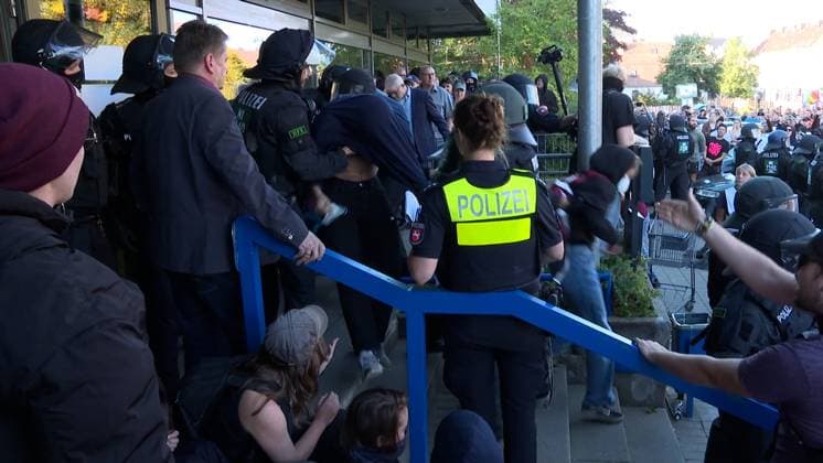 News Themen der Woche KW38 Lautstarker Protest vor AFD Stammtisch in Hannover - Demonstranten versperren Zugang - Polizei muss eingreifen Datum und Zeit: 20.09.2024, 16:00 Uhr Mehrere hundert Menschen protestieren derzeit lautstark vor dem Freizeitheim in Ricklingen. Der Grund. Der AFD Kreisverband Hannover hat den umstrittenen Politiker Maximilian Krah zum Stammtisch eingeladen. Das Bündnis bunt statt braun versucht dieses zu verhindern. Immer wieder versuchten die Demonstranten die geladenen Gäste darin zu hindern, dass Freizeitheim zu betreten. Die Polizei musste einschreiten, es kam immer wieder zu Scharmützeln zwischen Demonstranten unde den Sicherheitskräften. Hannover Niedersachsen Deutschland *** Loud protest in front of AFD regulars table in Hano Copyright: xMartinxDziadekx