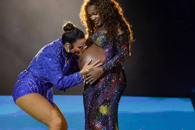 Bilder des Jahres 2024, Entertainment 09 September Entertainment Themen der Woche KW39 Entertainment Bilder des Tages RIO DE JANEIRO, RJ - 20.09.2024: ROCK IN RIO 40 2024 - Singer Iza welcomes Ivete Sangalo during her show on the Sunset stage this Friday (20) at Rock in Rio 2024 held in Barra da Tijuca, Rio de Janeiro. The festival celebrates 40 years in this edition. x2618231x  LorandoxLabbe