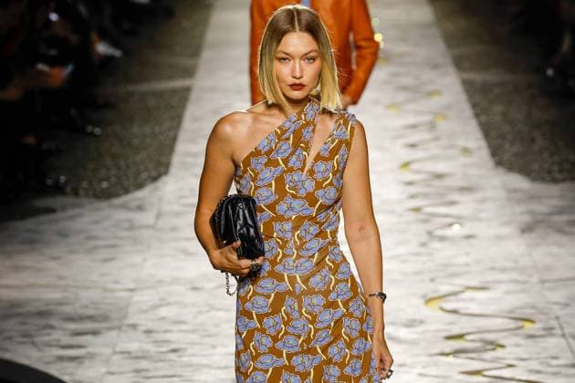 Bilder des Jahres 2024, Entertainment 09 September Gigi Hadid, Vittoria Ceretti and Iris Law at the Versace spring summer 2025 show during the Milan Fashion Week MFW Gigi Hadid unties for Versace spring summer 2025 during the Milan Fashion Week MFW , in Milan, Italy on September 20, 2024 A model walks the runway at the Versace fashion show during the Milan Womenswear Spring Summer 2025 on September 20, 2024 in Milan, Italy Milan Italie  Copyright: xAgencex xBestimagexAgencex xBestimagex