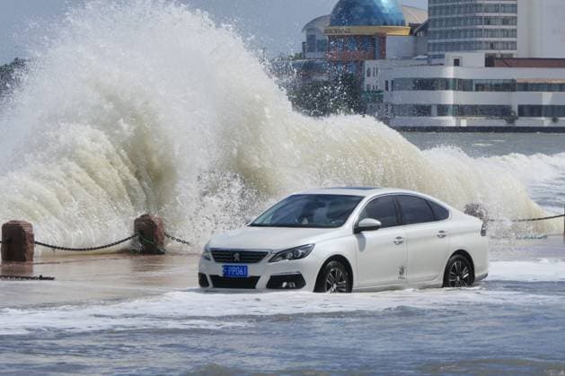 News Themen der Woche KW38 News Bilder des Tages Typhoon Pulasan Hit Yantai YANTAI, CHINA - SEPTEMBER 21, 2024 - Big waves hit vehicles on Binhai North Road in Yantai, Shandong province, China, Sept 21, 2024. Yantai Shandong China  Copyright: xCFOTOx i1726916649796