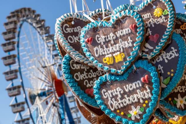 News Themen der Woche KW38 News Bilder des Tages Gruß vom Oktoberfest, Lebkuchenherzen vor Riesenrad und blauem Himmel, Eröffnungstag bei Sonnenschein, 21. September 2024 Deutschland, München, 21.09.2024, Gruß vom Oktoberfest, Lebkuchenherzen vor Riesenrad und blauem Himmel, Start des Oktoberfests 2024 bei Sonnenschein, Eröffnungstag mittags, bestes Wiesnwetter, typisch bayerisch, Volksfest, Bayern, *** Greeting from Oktoberfest, gingerbread hearts in front of Ferris wheel and blue sky, opening day in sunshine, September 21, 2024 Germany, Munich, 21 09 2024, Greeting from Oktoberfest, gingerbread hearts in front of Ferris wheel and blue sky, start of Oktoberfest 2024 in sunshine, opening day at noon, best Wiesn weather, typical Bavarian, folk festival, Bavaria,