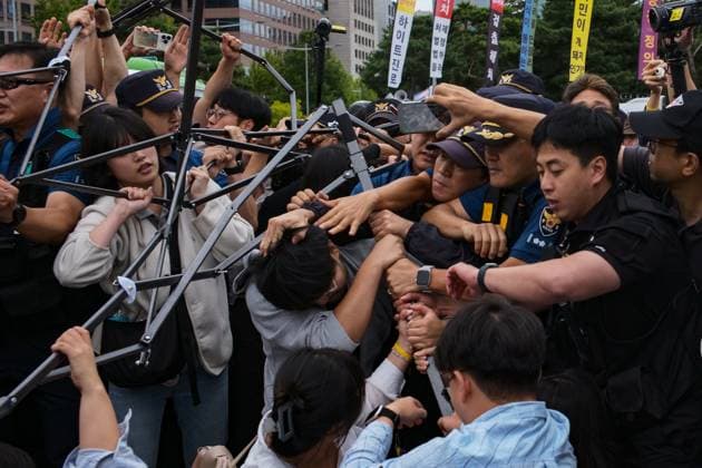 News Themen der Woche KW38 News Bilder des Tages Progressive Union Of Korean University Students Stages Surprise Sit-in Protest Police forcibly dismantle tents set up for a sit-in protest by around 50 members of the Progressive Union of Korean University Students in front of the National Assembly in Yeouido, calling for the impeachment of President Yoon Suk-yeol, on September 21, 2024, in Seoul, South Korea. Seoul South Korea  Copyright: xChrisxJungx originalFilename: jung-progress240921_npkCD.jpg