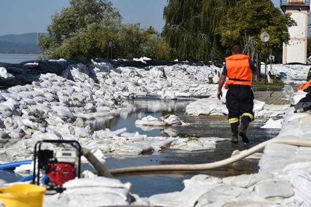 News Themen der Woche KW38 News Bilder des Tages RECORD DATE NOT STATED Flooding Of The Danube In Vac, Hungary Sandbags serve as a flood barrier on the bank of the Danube in Vac, Hungary, about 42 km from Budapest, as the peak water levels of the Danube are expected to hit today. Vac Hungary  Copyright: xBalintxSzentgallayx originalFilename: szentgallay-flooding240921_npe0Q.jpg