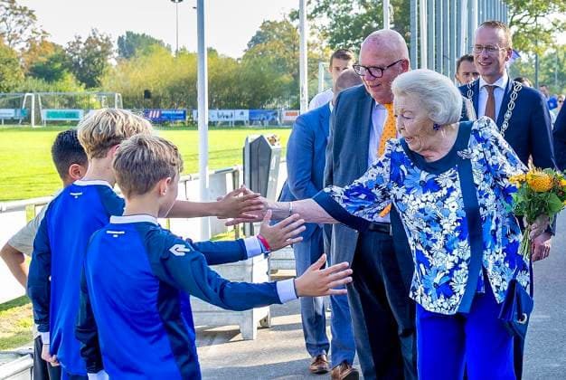 Entertainment Bilder des Tages Goes, The Netherlands, 2024-09-21 15:34:28 GOES, 21-09-2024, Sports club Grenzeloos BewegenPrincess Beatrix is present at football club SSV 65 for the national campaign day of the Zwaluwen Youth Action.PHOTO: NLBeeld POOL Nieboer Credit: NL Beeld Patrick van Emst  Copyright: xx x