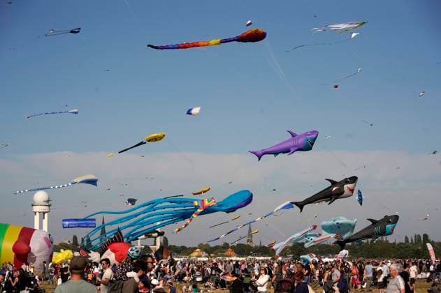 11. Stadt und Land-Festival der Riesendrachen 2024 auf dem Tempelhofer Feld. Berlin, 21.09.2024 *** 11 City and Country Festival of Giant Kites 2024 on Tempelhofer Feld Berlin, 21 09 2024 Foto:xT.xBartillax xFuturexImagex riesendrachen_4909