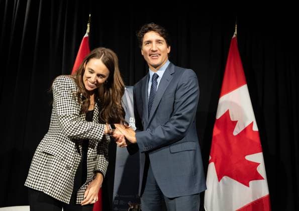 News Bilder des Tages September 21, 2024, Montreal, Pq, CANADA: Prime Minister Justin Trudeau shakes hands as he meets with former prime minister of New Zealand, Jacinda Ardern during a bilateral meeting at the Global Progress Action Summit, in Montreal, Saturday, Sept. 21, 2024. Montreal CANADA  - ZUMAc35_ 20240921_zaf_c35_069 Copyright: xChristinnexMuschix