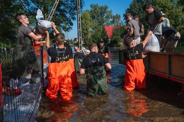 Bilder des Jahres 2024, News 09 September News Themen der Woche KW38 Scinawa 21.09.2024 fala powodziowa zalala czesc miasta n z pomoc strazakow i mieszkancow ukladanie workow z piaskiem Poland, Scinawa 21 09 2024 The flood wave flooded part of the city FOT. P.Dziurman 400mm.pl NEWSPIX.PL --- Newspix.pl  20240921_3176-dzi