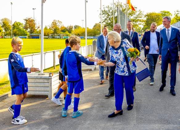 Princess Beatrix Meets Youth - Netherlands Princess Beatrix is present at football club SSV 65 for the national campaign day of the Zwaluwen Youth Action on September 21, 2024 in Goes, Netherlands. Photo by NLBeeld POOL Nieboer Bruno Press ABACAPRESS.COM Goes Netherlands  Copyright: xBrunoxPress ABACAx
