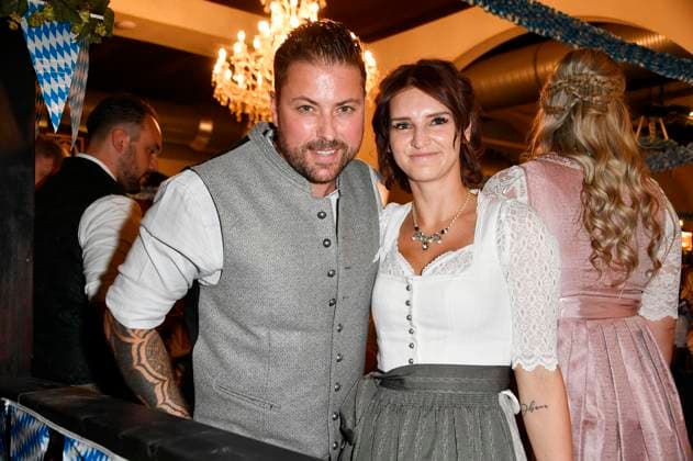 Felix von Jascheroff mit Freundin Alexandra Sophie beim Wiesn-Anstich zum Oktoberfest 2024 im Hofbräu Berlin. Berlin, 21.09.2024 *** Felix von Jascheroff with girlfriend Alexandra Sophie at the Oktoberfest 2024 tapping ceremony at Hofbräu Berlin Berlin, 21 09 2024 Foto:xN.xKubelkax xFuturexImagex fassanstich_4913
