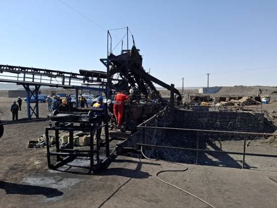 Bilder des Jahres 2024, News 09 September News Themen der Woche KW38 News Bilder des Tages September 22, 2024, Tabas, Khorasan, Iran: Iranian rescue and security forces gathered around a coal mine in Tabas, Khorasan province in southeastern Iran, 22 September 2024. Iranian state media, citing the governor of South Khorasan province, reported that a methane leak at a coal mine in Tabas, eastern Iran, caused an explosion that resulted in at least 30 workers dying, 17 injured, and others missing. Tabas Iran - ZUMAi98_ 20240922_zih_i98_005 Copyright: xIranianxRedxCrescentxSocietyx