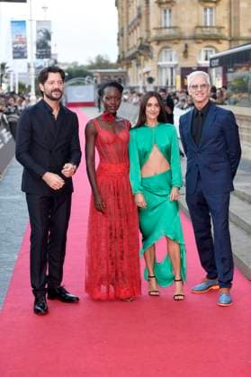 Ãlvaro Morte, Lupita Nyong o, Macarena Garcia und Chris Sanders bei der Premiere des Animationsfilms The Wild Robot Der Wilde Roboter auf dem 72. Internationalen Filmfestival San Sebastian Festival Internacional de Cine de San Sebastian im Theater Victoria Eugenia. San Sebastian, 22.09.2024