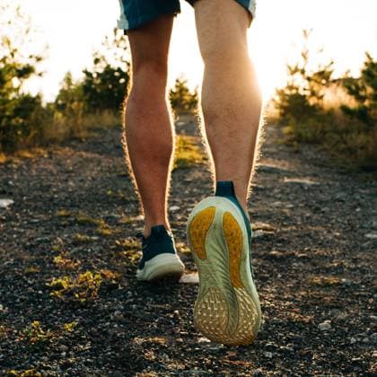 Creative Highlights Symbolfotos mans legs ready to go for a run up a hill at sunset Norrtälje, Stockholm County, Sweden R_RABE240920-1543422-01 ,model released, Symbolfoto