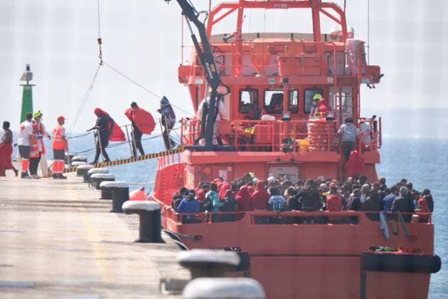 News Themen der Woche KW39 News Bilder des Tages Salvamento Marítimo transfers 180 migrants to Puerto del Rosario Fuerteventura About 180 people arrive in Puerto del Rosario transferred by the ship Guardamar Talia of Salvamento Marítimo, on September 23, 2024, in Puerto del Rosario, Fuerteventura, Canary Islands Spain Salvamento Marítimo has intercepted during the morning of Monday three other dinghies while carrying about 180 irregular migrants in the waters of Fuerteventura According to the state agency, The maritime resource went to the place and located three dinghies that had 50, 65 and 65 occupants, respectively, and transferred them to Puerto del Rosario Fuerteventura 23 SEPTEMBER 2024 MIGRATION MIGRANTS Europa Press 23 09 2024 Puerto del Rosario Fuerteventur Puerto del Rosario Fu  Copyright: xEuropaxPressx 6230612