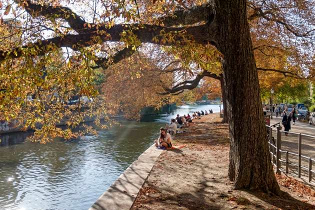 Junge Leute am Landwehrkanal in Kreuzberg, Berlin Landwehrkanal in Kreuzberg im Herbst, Berlin-Kreuzberg, Deutschland *** Young people at the Landwehrkanal in Kreuzberg, Berlin Landwehrkanal in Kreuzberg in fall, Berlin Kreuzberg, Germany