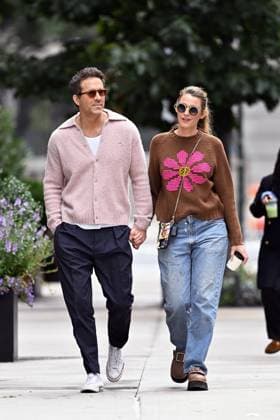 Blake Lively and Ryan Reynolds hold hands while on a morning walk in New York City. Blake wears a handmade sweater from Farella, Krewe sunglasses and UGG x Opening Ceremony mules Featuring: Ryan Reynolds, Blake Lively Where: New York City, New York , United States When: 23 Sep 2024 Credit: Elder Ordonez INSTARimages EDITORIAL USE ONLY. NOT FOR USE BY NEWSPAPERS BASED IN THE UK. Copyright: xx instar54155774