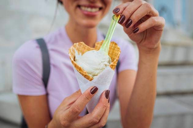 Smiling woman holding ice cream cone model released, Symbolfoto, DCRF01854