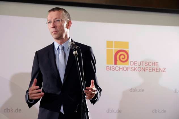 News Themen der Woche KW39 News Bilder des Tages Matthias Kopp bei der Pressekonferenz zur Herbst-Vollversammlung der Deutschen Bischofskonferenz im Dompfarrzentrum. Fulda, 23.09.2024 *** Matthias Kopp at the press conference for the autumn plenary meeting of the German Bishops Conference in the Fulda Cathedral Parish Center, 23 09 2024 Foto:xP.xBackx xFuturexImagex bischofskonferenz_4905