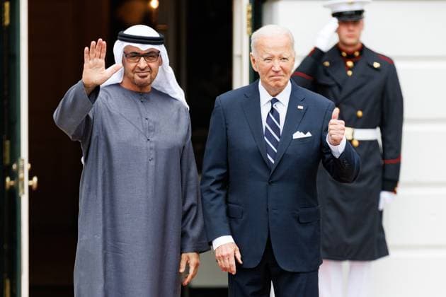 News Themen der Woche KW39 News Bilder des Tages President Biden Greets United Arab Emirates President Sheikh Mohamed Bin Zayed Al Nahyan At White House U.S. President Joe Biden greets His Highness President Sheikh Mohamed bin Zayed Al Nahyan of the United Arab Emirates on the South Portico of the White House in Washington, D.C. on September 23, 2024. Washington, D.C. District of Columbia United States  Copyright: xBryanxOlinxDozierx originalFilename: dozier-presiden240923_npgwa.jpg