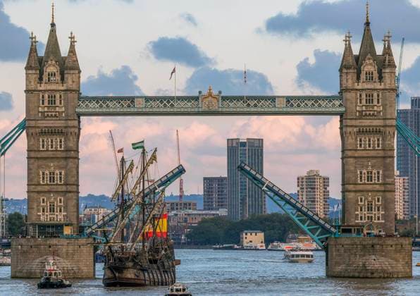 Bilder des Jahres 2024, News 09 September News Themen der Woche KW39 News Bilder des Tages . 23 09 2024. London, United Kingdom. Galeon Andalucia Tower Bridge. A replica of the Galeon Andalucia passes through an open Tower Bridge on arrival in the City of London. The 16th century ship, that was part of the Spanish Galleons, was used by the Spanish to explore America and parts of Asia up until the 18th century.  xMartynxWheatleyx xi-Imagesx IIM-25499-0010