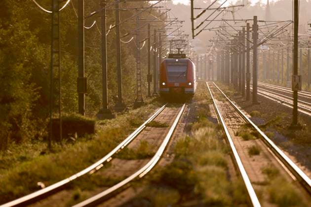 Eine S-Bahn fährt auf der Bahntrasse zwischen Horrem und Köln. Das Deutschlandticket soll ab dem kommenden Jahr teurer werden und dann statt 49 dann 58 Euro kosten. Darauf verständigten sich die Verkehrsminister der Länder. (Themenbild, Symbolbild) Köln, 23.09.2024 NRW Deutschland *** An S-Bahn train runs on the railroad line between Horrem and Cologne The Deutschlandticket is to become more expensive from next year and will then cost 58 euros instead of 49 euros This was agreed by the transport ministers of the federal states Themed picture, symbolic picture Cologne, 23 09 2024 NRW Germany Copyright: xChristophxHardtx