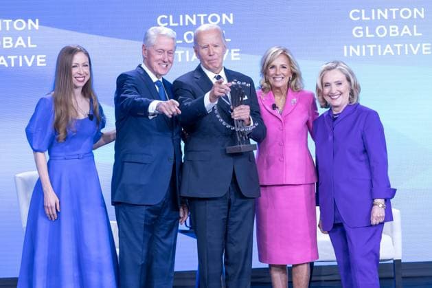 Bilder des Jahres 2024, News 09 September News Themen der Woche KW39 News Bilder des Tages September 23, 2024, New York City, Ny, United States: Chelsea Clinton, Bill Clinton, Joe Biden, Jill Biden and Hillary Clinton during the Clinton Global Initiative 2024 Annual Meeting at a hotel on Manhattan Island in New York in the United States on Monday, 23 New York City United States - ZUMAv122 20240923_aap_v122_126 Copyright: xWilliamxVolcovx