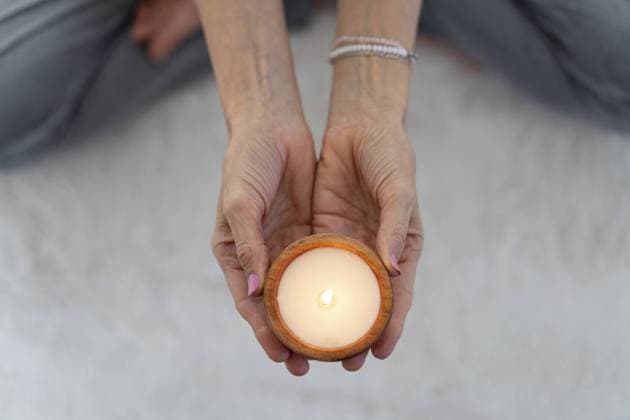 Creative Highlights Symbolfotos Blick von oben auf eine brennende Kerze, die von einer meditativen Frau gehalten wird Top angle view of a lit candle held by a meditative woman Copyright: imageBROKER ValeriaxVenezia ibxvve11416536.jpg ,model released, Symbolfoto ,property released