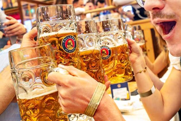 Wiesnbesucher stoßen im Paulaner-Festzelt mit ihrer Maß Bier an, Oktoberfest, München, September 2024 Deutschland, München, September 2024, Wiesnbesucher stoßen im Paulanerzelt mit ihrer Maß Bier an, haben riesigen Durst, Biertrinker, Maßkrüge, Bierpreis im Festzelt 15,10 Euro, Oktoberfest, typisch bayerisch, Volksfest, Bayern,